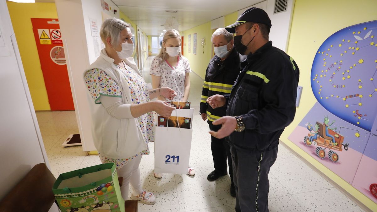 Hasiči vyjeli do břeclavské nemocnice, místo vodních proudů měli dárky